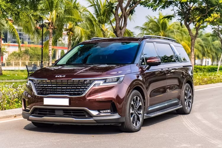 Mức giá xe Kia Carnival 3.5G Signature sau ưu đãi giờ đây chỉ còn 1,689 tỷ đồng. Ở thời điểm mới ra mắt năm 2022, bản này từng có giá niêm yết lên tới 1,849 tỷ đồng. Dù được ưu đãi sâu nhưng giá bán của bản này vẫn cao hơn đáng kể so với những bản máy dầu mới đang được bán ra (cao nhất chỉ 1,589 tỷ đồng).