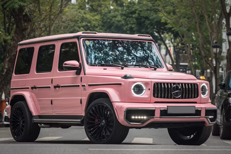 Giá bán cho xe Mercedes-AMG G63 V1 chính hãng hiện tại từ 11,75 tỷ đồng, tức cao hơn 800 triệu đồng so với chiếc xe SUV hạng sang Mercedes-AMG G63 tiêu chuẩn. Còn các xe lướt, giá bán từ 5,8 tỷ đến 9 tỷ đồng, tùy thuộc vào đời xe, trang bị...