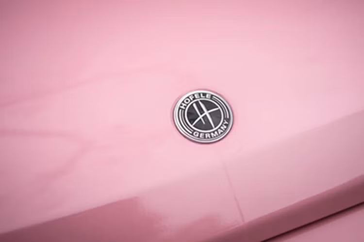 Dù vậy cũng có vài chiếc Mercedes-AMG G63 màu hồng tại Việt Nam, và chúng đều được dán đề-can để đổi màu sơn, thay vì chọn màu nữ tính này ngay từ khi xe xuất xưởng ở nhà máy, trong đó có chiếc xe trong bài viết này.