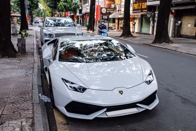 Trong số hơn 15 chiếc siêu xe Lamborghini Huracan đang có mặt tại Việt Nam, siêu bò của dân chơi tài chính là xe duy nhất sở hữu màu sơn trắng Bianco Monocerus, chính điều này đã khiến anh này quyết tâm mua về để phục vụ bản thân.