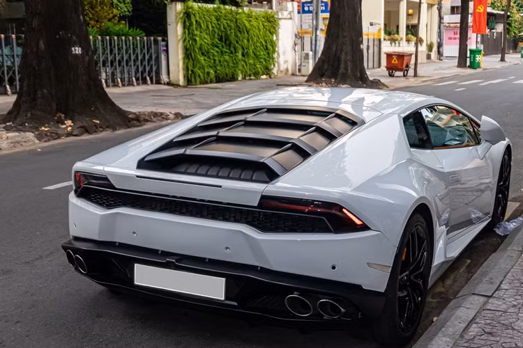 Siêu xe Lamborghini Huracan LP610-4 sở hữu động cơ V10, dung tích 5.2 lít, sản sinh công suất tối đa 610 mã lực và mô-men xoắn cực đại 560 Nm tại vòng tua máy 6.500 vòng/phút.