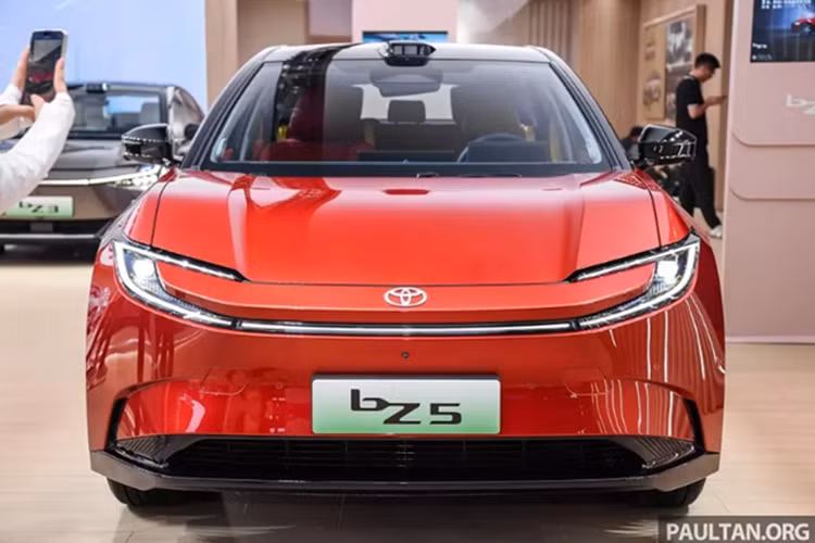 Toyota bZ5 chạy điện thực chất là phiên bản thương mại của mẫu xe concept bZ3C từng gây chú ý khi ra mắt vào năm 2024. Xe sở hữu ngoại hình gần như không thay đổi so với bản concept. Phía trước, xe nổi bật với dải đèn LED chạy ngang nối liền cụm đèn pha hình chữ “C” sắc sảo.