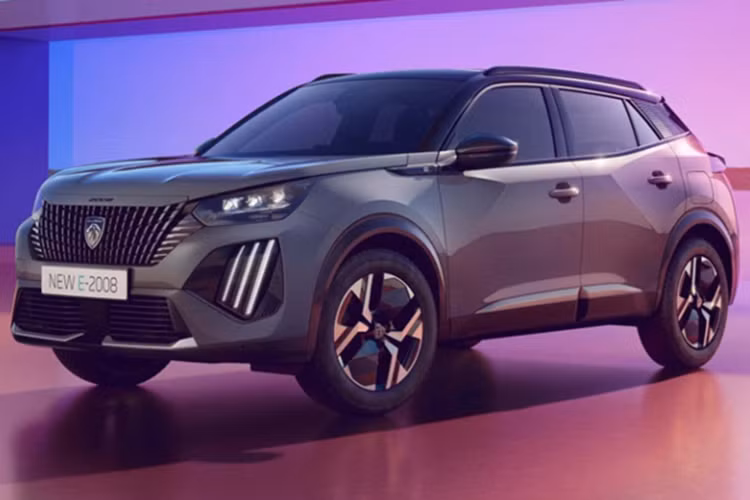 Mặt ca lăng của Peugeot 2008 2025 mới có kích thước lớn hơn và gắn logo mới của thương hiệu. Ở phía sau, đèn hậu LED cũng được thiết kế lại.