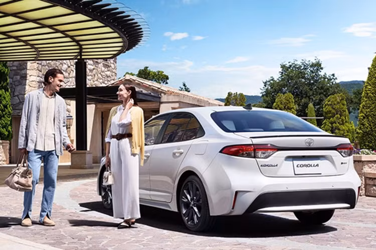 Tại thị trường Nhật Bản, Toyota Corolla Hybrid phiên bản X có giá khởi điểm từ 2,279 triệu yên, tương đương khoảng 407 triệu VNĐ. Phiên bản cao cấp hơn Corolla Touring Active Sport Hybrid với hệ dẫn động E-Four có giá 3,416 triệu yên, tương đương khoảng 610 triệu đồng.