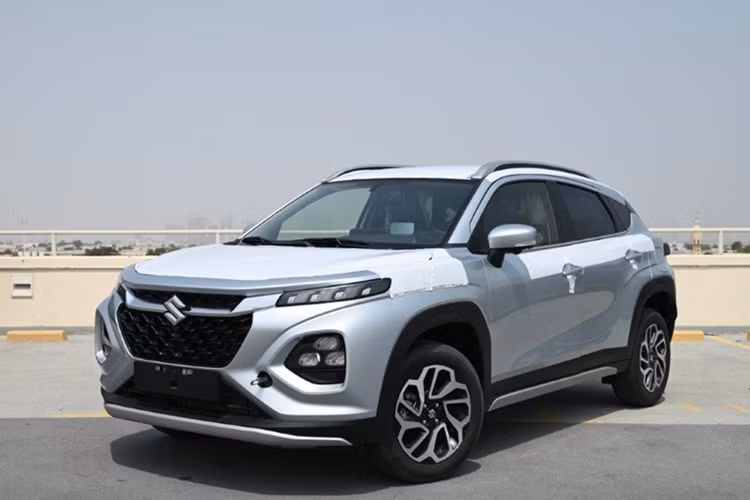 Tại thị trường Ấn Độ, Suzuki Fronx có hai tùy chọn động cơ xăng. Đầu tiên là động cơ 1.0L BoosterJet tăng áp kết hợp công nghệ hybrid nhẹ, cho công suất 99 mã lực và mô-men xoắn 148 Nm, đi kèm hộp số sàn 5 cấp hoặc tự động 6 cấp.