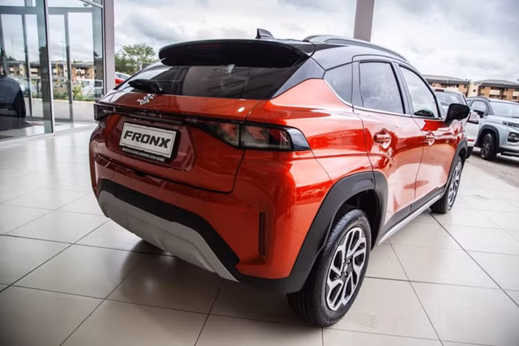 Không gian nội thất của Fronx mang phong cách hiện đại, với màn hình cảm ứng trung tâm 9 inch hỗ trợ kết nối Apple CarPlay và Android Auto không dây. Vô lăng mang thiết kế quen thuộc như trên các mẫu Suzuki khác như XL7, Ertiga hay Swift.