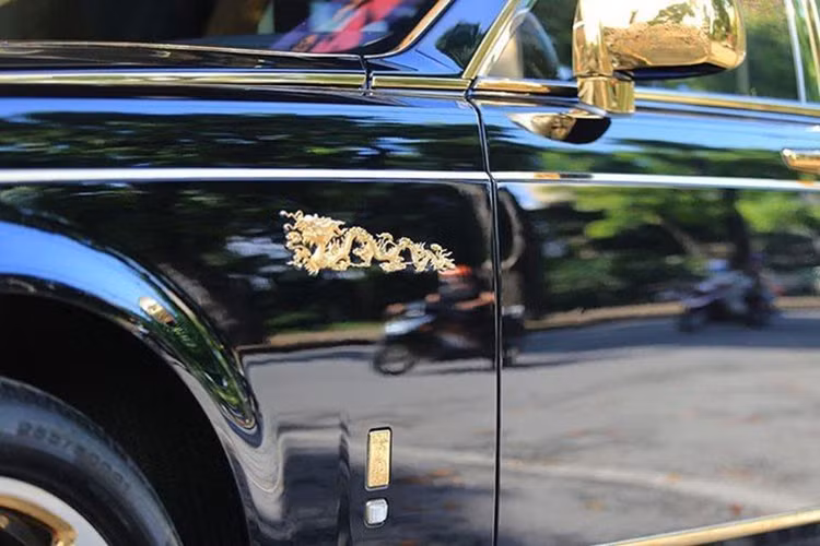 Các chi tiết mạ vàng 24k của chiếc xe này như lưới tản nhiệt lò sưởi, logo Spirit of Ecstasy, vỏ gương, viền đèn pha/hậu, sương mù và mâm. Chưa hết, các thanh nẹp mạ crôm nguyên bản theo chiếc Rolls-Royce Phantom hay khung biển số còn được chủ nhân mạ vàng 24k.