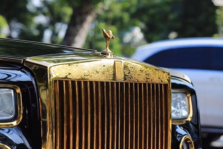 Ngoài việc rất nhiều chi tiết ở ngoại thất được mạ vàng 24K, chiếc xe siêu sang Rolls-Royce Phantom đời cũ này còn sở hữu biển số rất đẹp mắt.