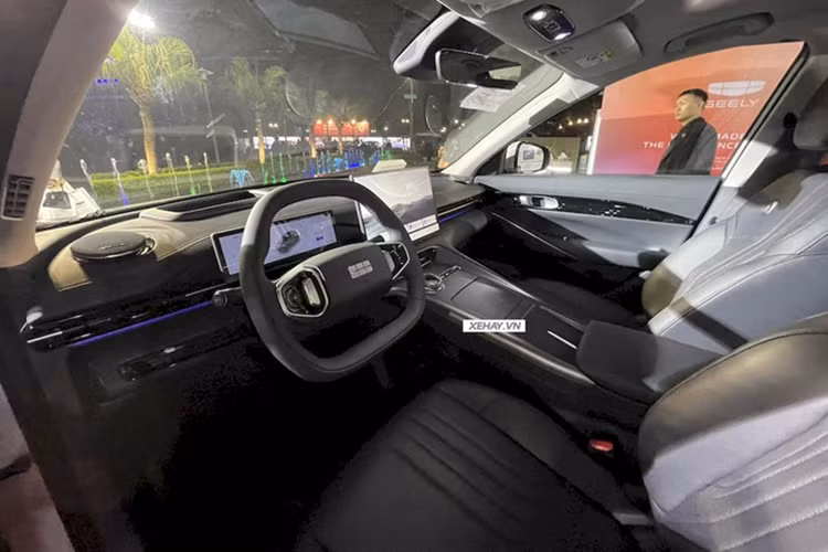 Nhìn ngang hông xe, Geely EX5 được thiết kế đường gân bên, đi kèm tay nắm cửa ẩn nhằm làm tăng thêm tính khí động học cho xe.