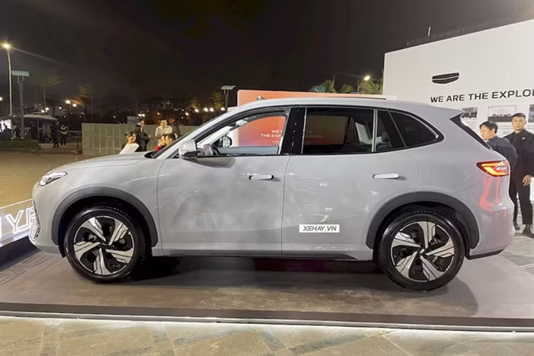 Mặt trước của Geely EX5 gây ấn tượng với lưới tản nhiệt dạng ma trận. Đèn pha và đèn DRL nằm trong cùng một loại đèn, có thiết kế đẹp mắt nằm dưới mui xe. Xe còn đi kèm dải đèn LED hình chữ J nằm gần khe hút gió trên cản trước.