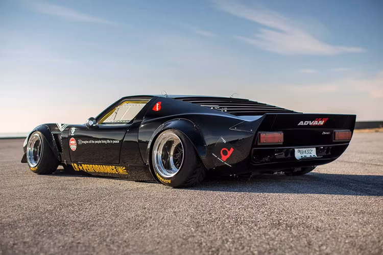Mang phong cách "bosozoku" của các dân chơi Nhật Bản, xe được trang bị động cơ Ford Motorsport 302ci V8 với bộ chế hòa khí Weber, hệ thống treo khí nén Ideal, vô lăng Momo, gương chiếu hậu Vitaloni Sebring...
