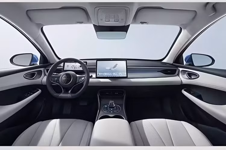 Nội thất BYD Seal 05 DM-i bao gồm vô lăng ba chấu, cụm đồng hồ kỹ thuật số hoàn toàn và màn hình cảm ứng trung tâm. Cần số pha lê được bao quanh bởi các nút bấm vật lý cho các chức năng thiết yếu. Mẫu BYD Seal 05 DM-i tiêu chuẩn nặng 1.480 kg, trong khi các phiên bản cao hơn nặng 1.580 kg.