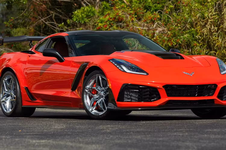 Động cơ kết hợp cùng hộp số tự động 7 cấp, nhờ đó, Chevrolet Corvette C7 Stingray chỉ mất khoảng thời gian 3,7 giây để tăng tốc lên 100 km/h từ vị trí xuất phát.