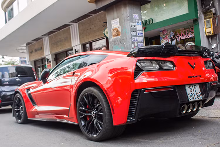 Các trang bị an toàn có trên xe thể thao Chevrolet Corvette C7 bao gồm hệ thống chóng bó cứng phanh ABS, kiếm soát độ bám đường ở tốc độ cao, chống trượt vi sai cầu sau điện tử, camera lùi cùng túi khí trước và bên hông, cân bằng điện tử, kiểm soát lực kéo, hay cảnh báo áp suất lốp.