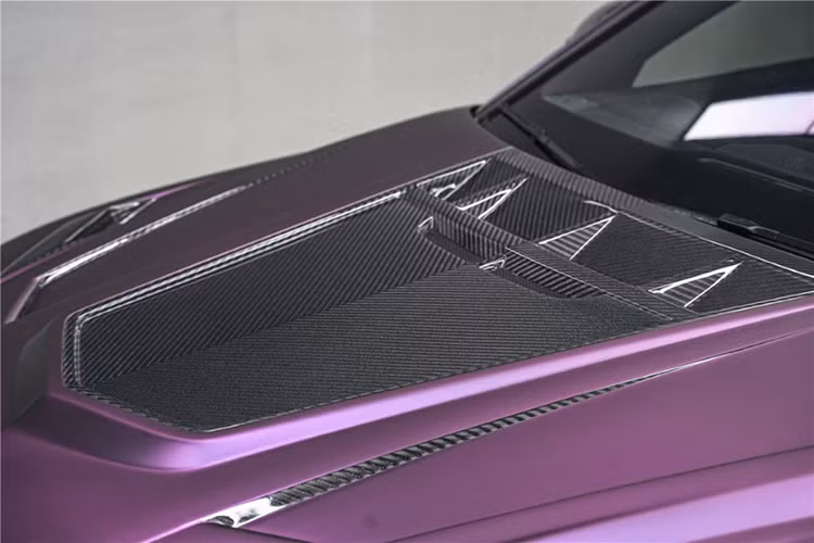 Phần đuôi xe của Urus được biến đổi hoàn toàn với điểm nhấn như bộ khuếch tán sợi carbon, cánh gió cố định bằng sợi carbon. Gói độ này không có bất kỳ thay đổi nào đối với khối động cơ V8 4.0 lít tăng áp kép nguyên bản.