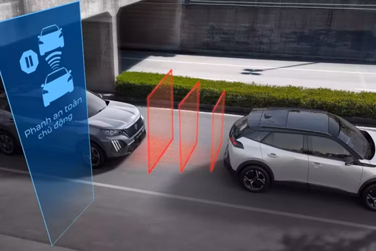 Phiên bản cao cấp nhất GT của New Peugeot 2008 còn trang bị thêm cửa sổ trời toàn cảnh, nội thất ghế da phối Alcantara, tích hợp tính năng massage ghế lái và sưởi cho cả ghế lái lẫn ghế phụ; hệ thống đèn viền nội thất tùy chỉnh 8 màu; sạc không dây công suất 15W.