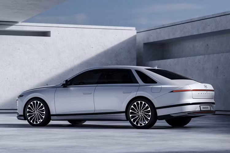 Bên cạnh hệ truyền động hybrid mới nhất, Hyundai Grandeur phiên bản nâng cấp giữa vòng đời vẫn giữ nguyên các tùy chọn động cơ cũ đó là máy xăng 2.5L (công suất 195 mã lực, mô men xoắn 248 Nm), máy 3.5L (công suất 296 mã lực, mô men xoắn 359 Nm) và hệ truyền động hybrid (công suất 227 mã lực, mô men xoắn 350N m).
