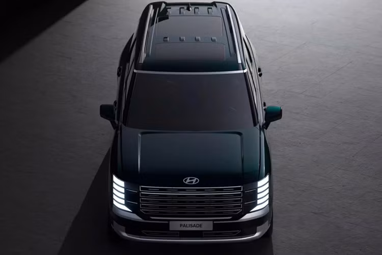 Song song với công nghệ hybrid, Hyundai cũng giới thiệu hệ dẫn động e-AWD hoàn toàn mới. Hệ thống này trang bị mô-tơ điện tại trục sau, hỗ trợ truyền lực tới cả 4 bánh và nâng cao khả năng kiểm soát trong điều kiện đường trơn trượt hoặc địa hình phức tạp.