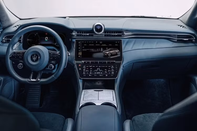Mẫu xe SUV điện Maserati Grecale Folgore Giorgetti Edition có ghế ngồi được bọc len cao cấp do Giorgetti thiết kế độc quyền, phối màu khéo léo giữa denim, trắng melange, đen và đồng. Tựa đầu phủ Alcantara, còn vô lăng, bảng táp-lô và bệ tỳ tay đều sử dụng chất liệu da denim lạ mắt.
