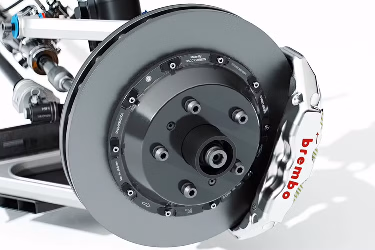 Ferrari F40 trang bị động cơ V8 twin-turbo dung tích 3.0L, công suất 478 mã lực. Tại thị trường Mỹ, sức mạnh 484 mã lực. Kết hợp hộp số sàn 5 cấp và hệ dẫn động cầu sau. Ferrari F40 có khả năng tăng tốc 0-100 km/h trong 4,1 giây trước khi đạt tốc độ tối đa 324 km/h.