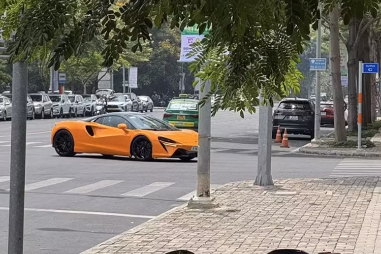 Nhưng trong bài viết ngày hôm nay sẽ không liên quan gì đến 3 mẫu xe liệt kê ở trên, thay vào đó là 1 mẫu xe hybrid mang tên gọi McLaren Artura. Cụ thể đây là 1 chiếc siêu xe McLaren Artura Spider mui trần, đây đã là chiếc thứ 3 lộ diện có mặt tại Việt Nam.