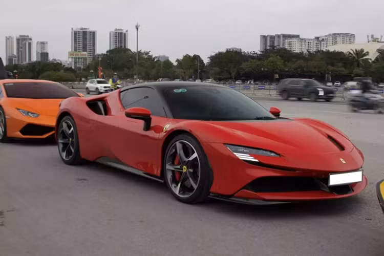 Tại Việt Nam, số lượng siêu xe Ferrari SF90 Stradale phải trên 6 chiếc, trong đó có 1 chiếc hay được rao bán gần đây, đó chính là xe từng thuộc sở hữu của doanh nhân Đức Huy.