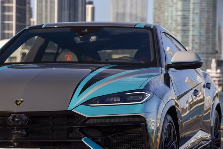 Theo Giám đốc thiết kế của Lamborghini Mitja Borkert, nguồn cảm hứng cho thiết kế này là “phong cách sống sôi động của Miami và sự đa dạng của thành phố này”. Lớp sơn mất 230 giờ này được áp dụng cho Urus SE, phiên bản SUV mới nhất và mạnh mẽ nhất.