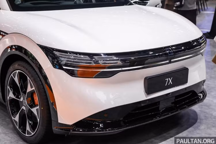 Ở bản tiêu chuẩn Zeekr 7X 2025 chạy điện được trang bị động cơ điện đặt sau, công suất 416 mã lực và mô-men xoắn 440 Nm. Phiên bản này có hai tùy chọn pin: loại 75 kWh lithium iron phosphate (LFP) “Golden Brick” và loại 100 kWh nickel manganese cobalt (NMC) “Qilin”.
