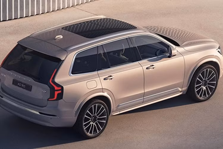 Thứ hai là hệ truyền động hybrid B6 là sự kết hợp của động cơ xăng và mô điện tương tự nhưng có công suất tối đa 295 mã lực. Thứ ba là hệ truyền động plug-in hybrid T8 cho tổng công suất 455 mã lực và mô-men xoắn cực đại 709 Nm, với pin 14,7 kWh, xe vận hành thuần điện được 53 km.