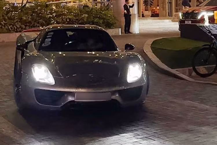 Siêu xe Porsche 911 GT2 RS từng được mệnh danh là chiếc 911 mạnh và nhanh nhất trong lịch sử nhà Porsche, xe sở hữu khối động cơ Boxer 6 xi-lanh, tăng áp kép, dung tích 3,8 lít, sản sinh công suất tối đa lên đến 700 mã lực và mô-men xoắn cực đại đạt 750 Nm.
