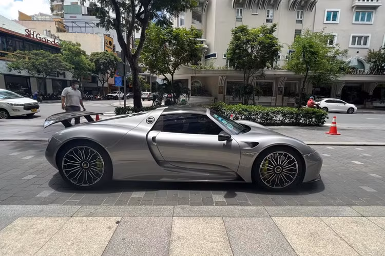 Trong bức ảnh được chụp lại có đến 2 chiếc siêu xe Porsche 911 GT2 RS xuất hiện cùng với siêu phẩm hypercar Porsche 918 Spyder. 1 xe mang màu trắng, và xe chạy ngay phía sau 918 Spyder có màu bạc.