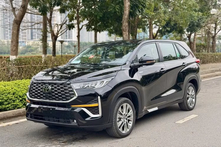 Toyota Innova Cross HEV tại Việt Nam giảm chỉ còn từ 960 triệu đồng Toyota Innova Cross HEV tai Viet Nam giam chi con tu 960 trieu dong