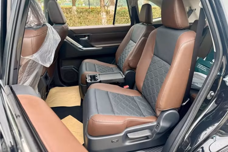 Bước vào bên trong xe, Toyota Innova Cross sẽ thuyết phục hành khách bởi không gian nội thất vô cùng phóng khoáng. Một số trang bị tiện ích nổi bật có thể kể đến trên mẫu MPV này gồm: màn hình thông tin giải trí trung tâm kích thước 10,1 inch tích hợp kết nối điện thoại thông minh Apple CarPlay/Android Auto không dây