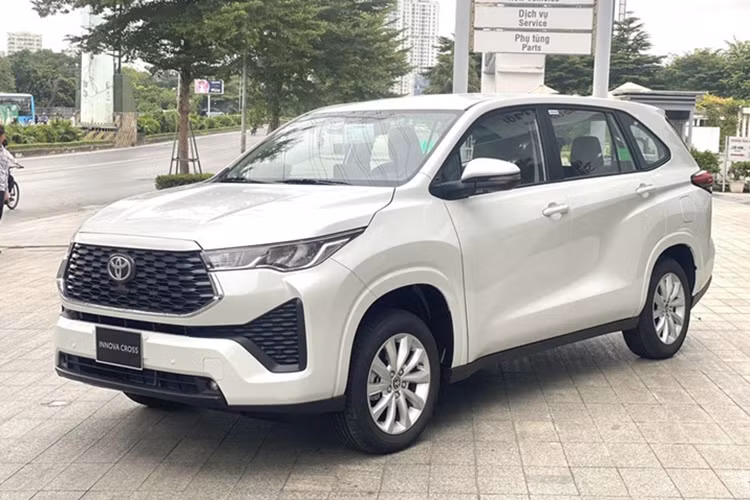 Về trang bị an toàn, Innova Cross sở hữu gói Toyota Safety Sense với các tính năng cảnh báo tiền va chạm, cảnh báo lệch làn, hỗ trợ giữ làn, đèn pha tự động, ga tự động thích ứng, cảnh báo điểm mù, camera 360 độ, cảm biến áp suất lốp, 8 cảm biến va chạm và 6 túi khí.