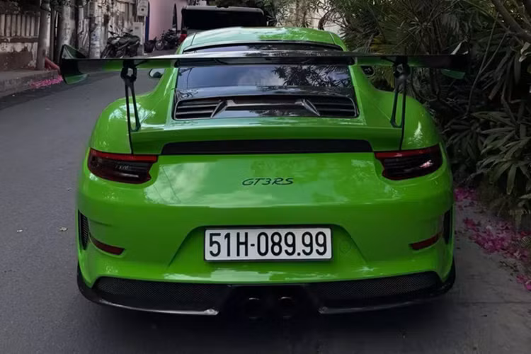 Động cơ kết hợp cùng hộp số PDK 7 cấp, nhờ đó, siêu xe Porsche 911 GT3 RS mang màu sơn "tắc kè" Lizard Green rất độc đáo và nổi bật có thể tăng tốc từ vị trí xuất phát lên 100 km/h chỉ trong thời gian 3,2 giây, nhanh hơn 0,1 giây so với đời trước và vận tốc tối đa của siêu xe này tăng thêm 2 km/h lên mức 312 km/h.