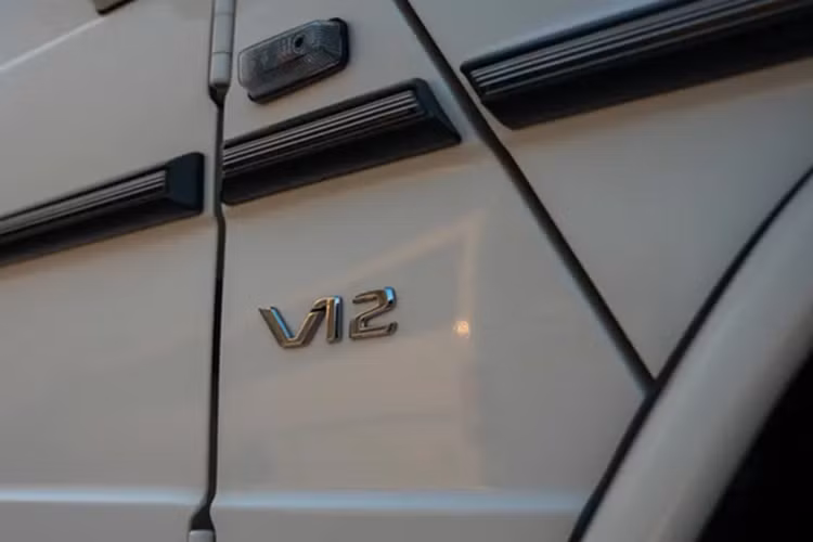 Chiếc Mercedes-AMG G63 V12 của Hoàng Gia Ả Rập này vẫn giữ nguyên tình trạng nguyên bản trong nhiều năm với màu trắng ở bên ngoài và nội thất bọc da màu xám.