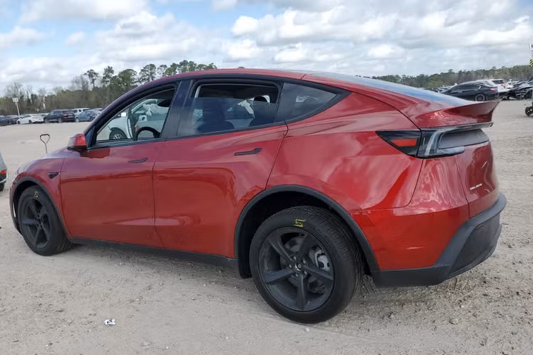 Tuy nhiên, một chiếc Tesla Model Y Juniper Launch Series đã không gặp may mắn và bị hư hỏng nặng. Hình ảnh hiện trường cho thấy bánh trước đã gãy rời trục.