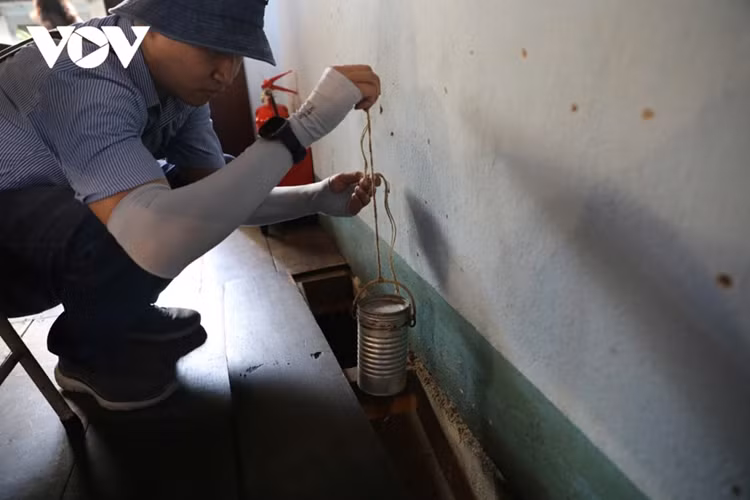 Để đảm bảo bí mật và hoạt động an toàn, căn nhà được thiết kế có hầm nổi và hầm chìm. Hầm nổi là khoảng không gian kẹp giữa vách 2 ngôi nhà, để cất giữ tài liệu, thư từ và đồ dùng bí mật