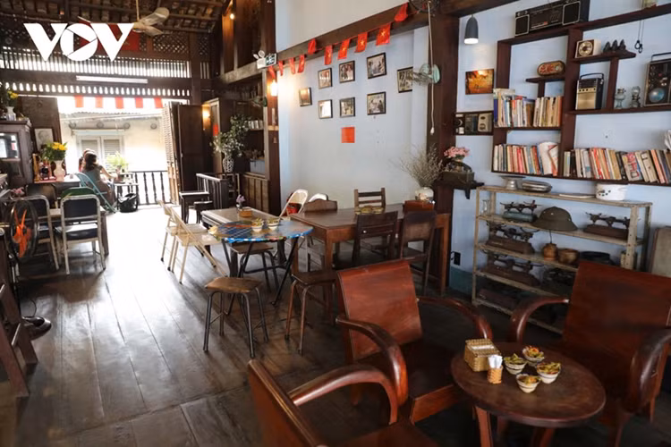 Giữa phố thị náo nhiệt, bước chân vào quán cà phê Đỗ Phủ (số 113A Đặng Dung, phường Tân Định, quận 1) như “xuyên không” tới một thế giới khác, đưa chúng ta trở về với những năm 50 của thế kỷ trước. Trong không gian hoài cổ, mọi đồ vật nhuốm màu thời gian, thực khách được phục vụ ly cà phê vợt thơm nồng, một cách pha chế và thưởng thức cà phê đậm nét văn hóa của người Sài Gòn xưa.