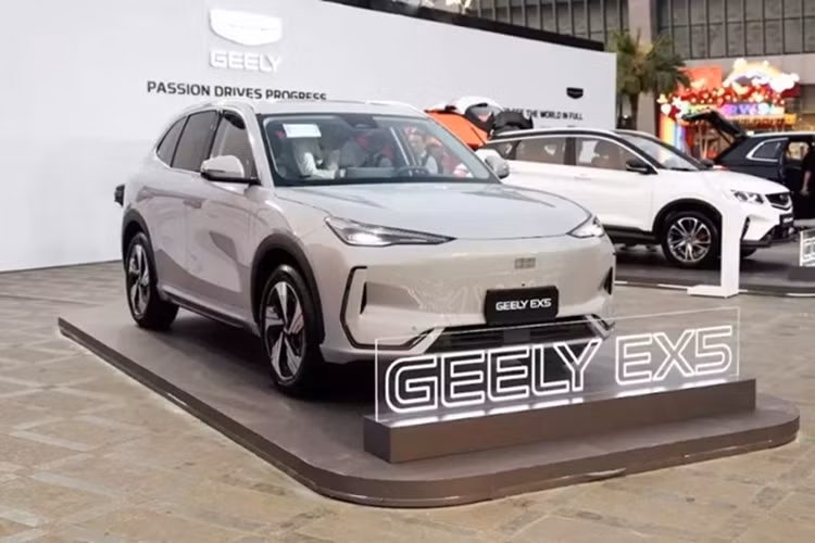 Geely EX5 tại Việt Nam nổi bật với động cơ điện mạnh mẽ 218 mã lực, mô-men xoắn 320 Nm, pin dung lượng 60,2 kWh cho phép xe di chuyển tới 430 km mỗi lần sạc đầy. EX5 chỉ mất 6,9 giây để đạt tốc độ từ 0-100 km/h, đi kèm công nghệ sạc nhanh từ 30%-80% chỉ trong khoảng 20 phút, đáp ứng tối đa nhu cầu di chuyển của khách hàng Việt hiện đại.
