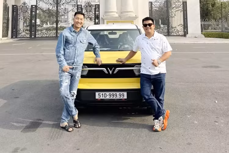Mới đây, Huấn hoa hồng lại gây chú ý khi khoe chiếc xe VinFast VF3 siêu biển 51D-999.99, hay còn gọi là ngũ quý 9. Theo tìm hiểu, biển số đẹp 51D-999.99 đã được mang ra đấu giá đến 3 lần, chỉ trong năm 2024, 2 lần đầu được trả giá cao nhất là 6,21 tỷ và 3,58 tỷ đồng, nhưng người trúng đấu giá bỏ cọc.