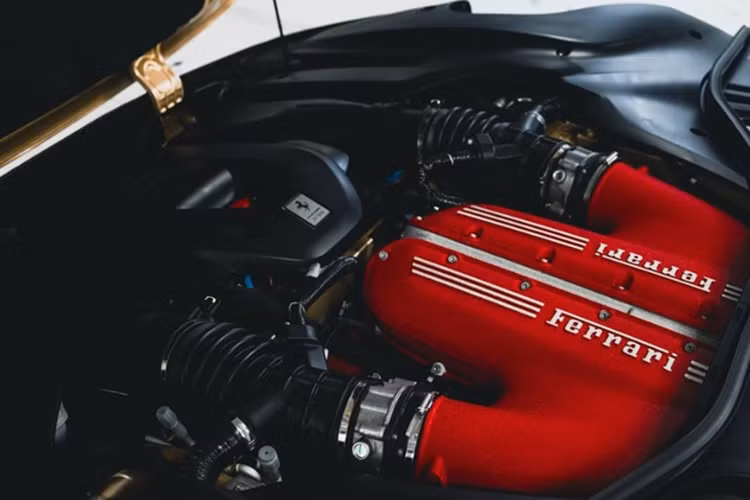 Với khối lượng khô chỉ 1.560 kg cùng tỷ lệ phân bổ trọng lượng lý tưởng 48,4% trước và 51,6% sau, Ferrari 12Cilindri có thể tăng tốc từ 0 - 100 km/h trong 2,9 giây, đạt 200 km/h dưới 7,9 giây, trước khi cán mốc tốc độ tối đa hơn 340 km/h.
