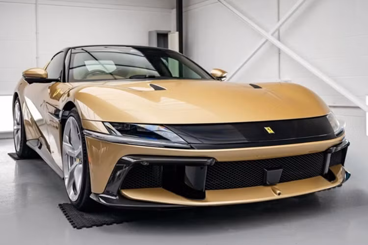 Ferrari 12Cilindri của Youtuber sở hữu ngoại thất màu Oro Chiaro Metallizzato – gam vàng ánh kim đã từng được Ferrari sử dụng trên đúng 16 chiếc 365 GTB/4 Daytona trong lịch sử. Với sắc độ hoài cổ, nước sơn này tái hiện tinh thần những năm 1970, đồng thời giúp 12Cilindri của Shmee trở thành một trong những cấu hình độc đáo nhất từng xuất xưởng.