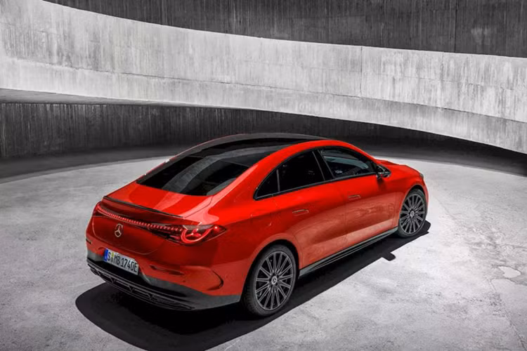 Theo nhà sản xuất, CLA với công nghệ EQ là mẫu Mercedes-Benz hiện đại đầu tiên được trang bị khoang hành lý phía trước. Không gian này có dung tích khoảng 101 L. Bên hông xe, Mercedes-Benz CLA 2025 được thiết kế tay nắm cửa dạng ẩn và giao diện khung cửa sổ mới.