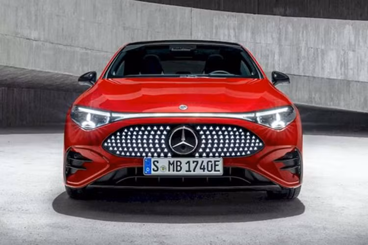 Đầu xe nổi bật với bộ lưới tản nhiệt giả lập của phiên bản thuần điện với logo Mercedes-Benz phát sáng và 142 ngôi sao nhỏ xung quanh. Cụm đèn pha LED của xe được thiết kế kéo dài về phía sau được nối với nhau bằng một dải đèn chạy ngang. Trên phiên bản cao cấp, xe được trang bị đèn LED đa tia tích hợp thêm đèn ban ngày cũng hình ngôi sao.