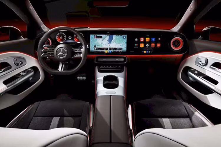 Bên trong cabin, Mercedes-Benz CLA 2025 chào đón người dùng bằng một không gian sang trọng, hiện đại nhưng không kém phần tiện nghi. Theo đó, xe được thiết kế bảng táp lô màn hình mới, tích hợp bảng đồng hồ kỹ thuật số 10,25 inch đặt trước mặt người lái, bên cạnh là màn giải trí trung tâm 14 inch.