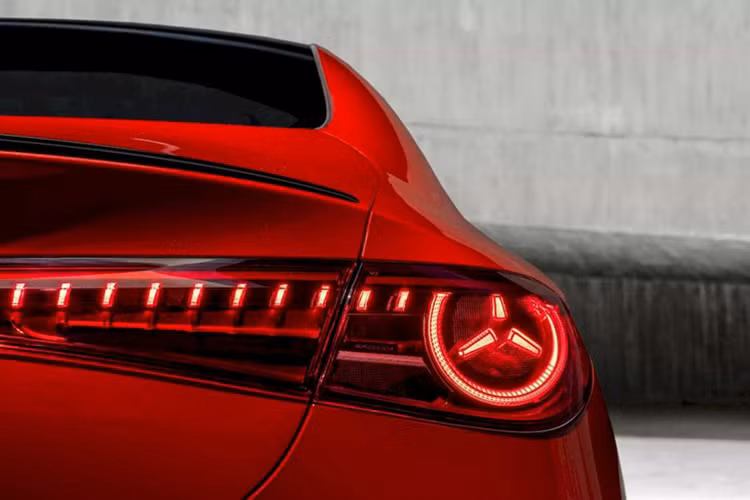 Theo công bố của nhà sản xuất, Mercedes-Benz CLA 2025 có thể tích khoang hành lý 405L, giảm 55L so với phiên bản tiền nhiệm. Nguyên nhân do sự thay đổi trong thiết kế bộ pin điện của xe. Đổi lại, CLA với công nghệ EQ là mẫu Mercedes-Benz hiện đại đầu tiên được trang bị khoang hành lý phía trước.