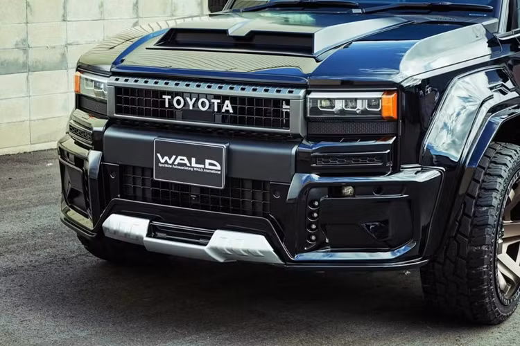 Không có gì ngạc nhiên khi Black Bison Edition tập trung hoàn toàn vào vẻ ngoài hung dữ. Toyota Land Cruiser Prado 2025 độ khủng được trang bị cản trước tùy chỉnh với các khe hút khí phức tạp, đèn ban ngày bổ sung và tấm bảo vệ bằng nhôm.