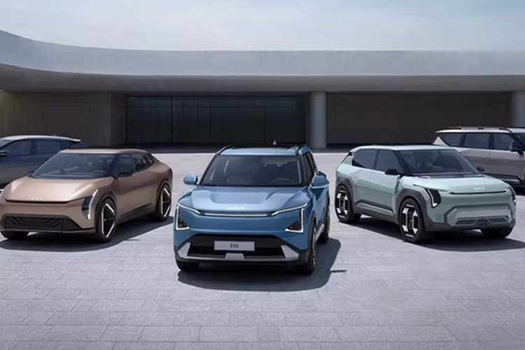  Kia EV2 Dự kiến, Kia sẽ ra mắt EV2 concept, một mẫu xe điện cỡ nhỏ, có kích thước phù hợp với những hành trình trong phố. Xe dài khoảng 4.000 mm (tức ngắn hơn EV3 khoảng 300 mm), với trục cơ sở 2.555 mm, đảm bảo sự linh hoạt khi di chuyển ở đô thị.