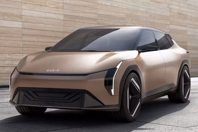  Kia EV4 Được mong chờ xuất hiện nhất trong sự kiện Kia EV Day 2025 tới chính là mẫu Kia EV4. EV4 là mẫu sedan thuần điện đầu tiên của Kia, được giới thiệu lần đầu vào cuối năm 2023 dưới dạng xe concept. Thời gian gần đây, mẫu xe này liên tục bị bắt gặp khi đang chạy thử tại Đức.